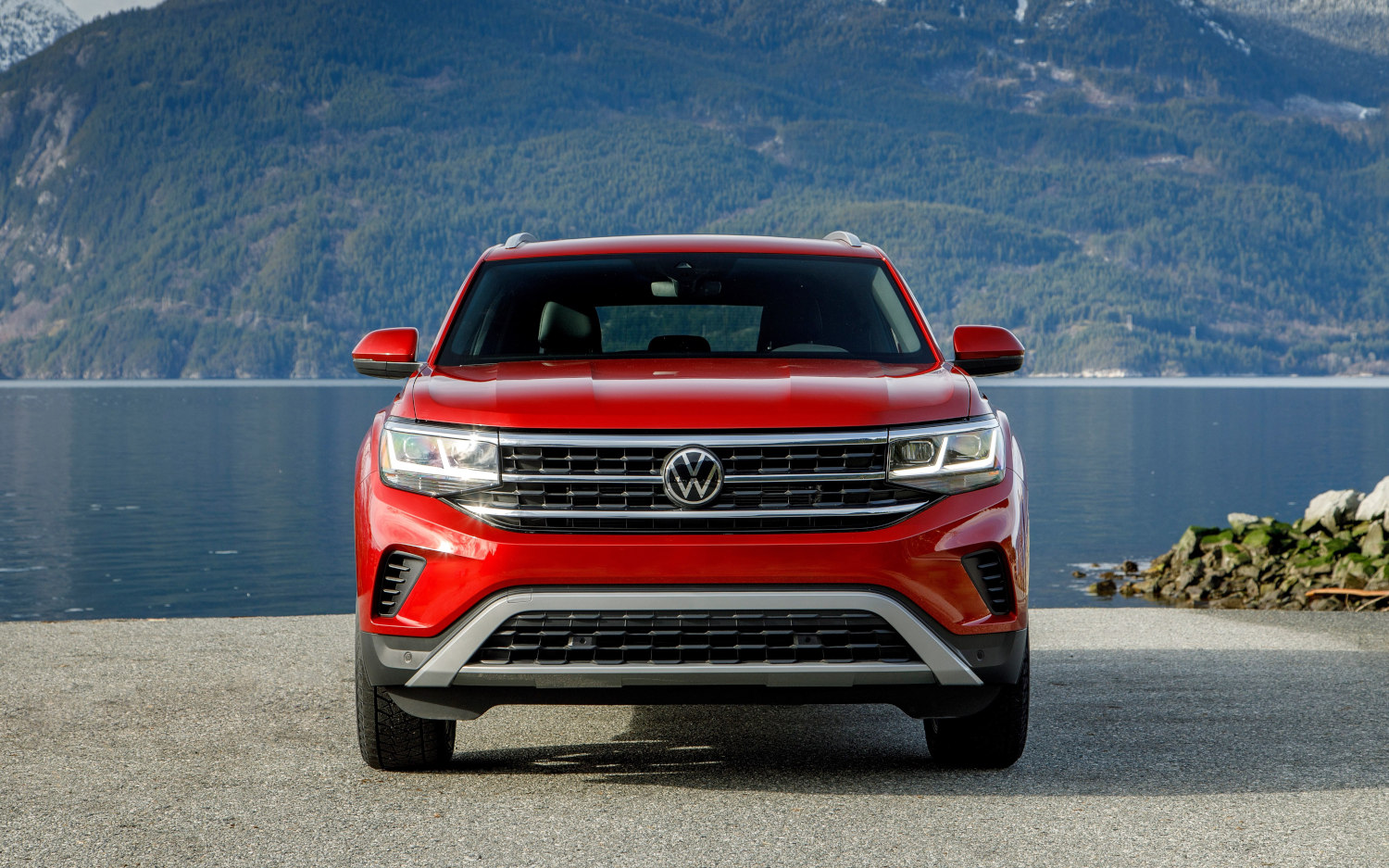 Comparison Urus 2019 vs Volkswagen Atlas Cross Sport